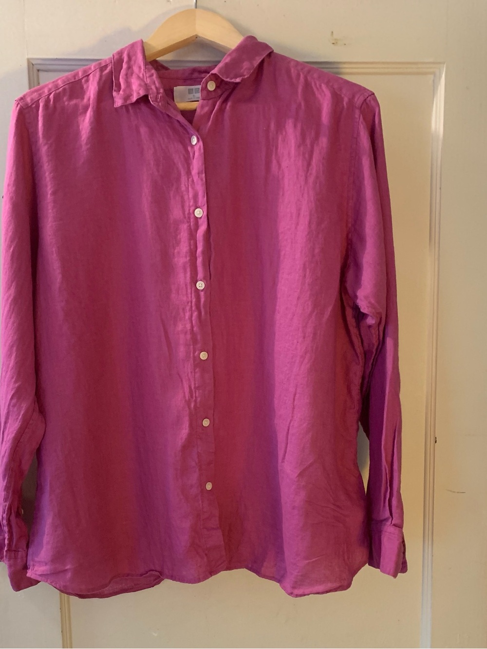 Uniqlo L Long-Sleeve Button-Down Shirt in Fuchsia Pink